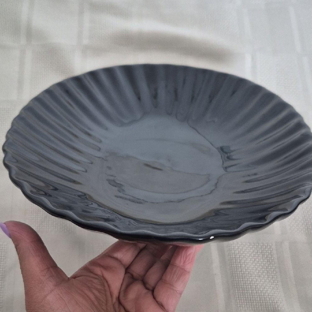 Elegant Black Serveware Bowl - Picture 7 of 16